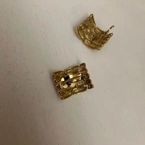 GIVENCHY VINTAGE PARIS NEW YORK LARGE GOLD PLATE CLIP ON EARRINGS - Picture 11 of 12